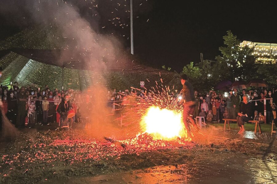 In the typical cold of the Hong Thai night sky, visitors gather with the local people around a red fire. Source: vanhoanghethuat