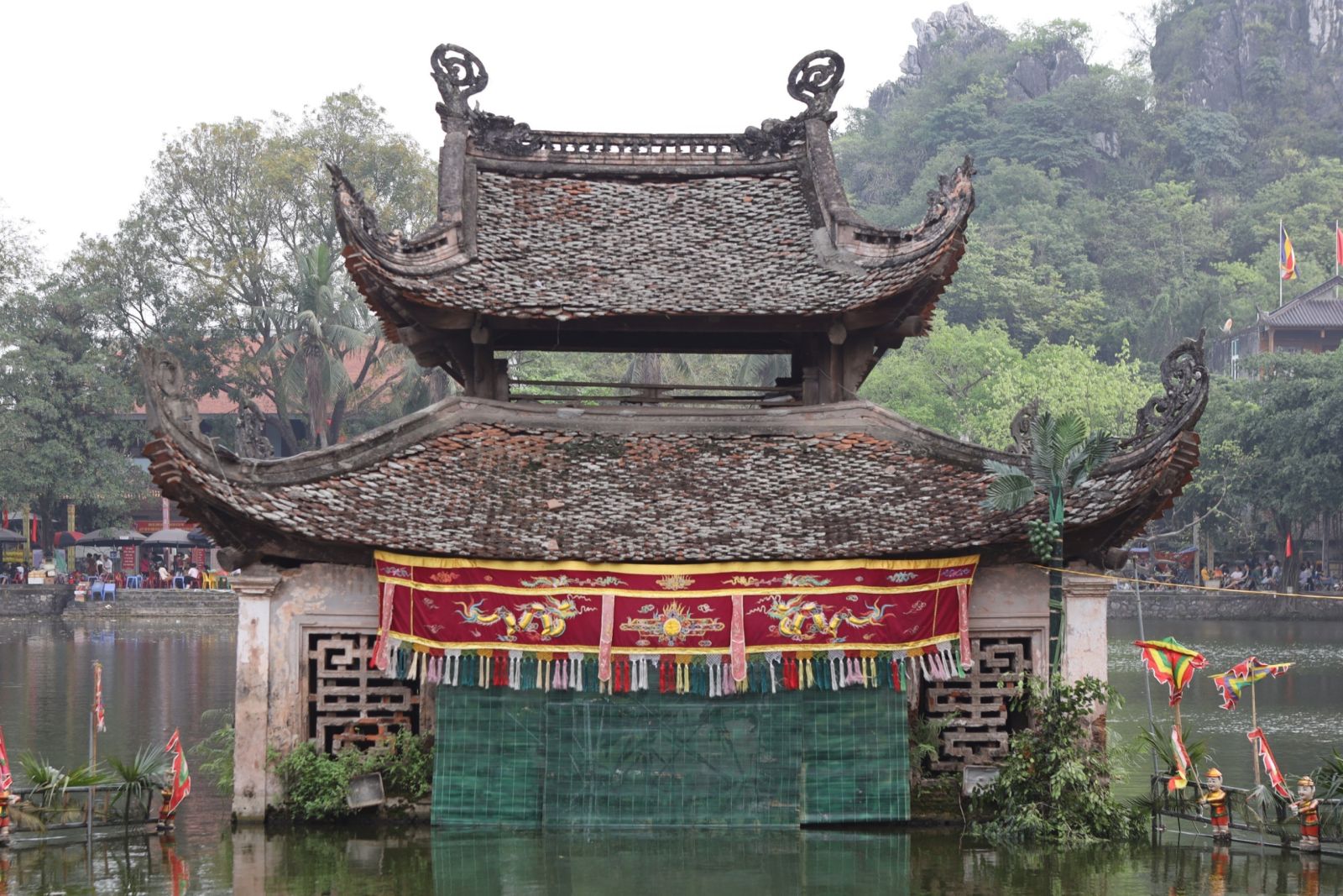 Water puppet show in Thay Pagoda. Source: Tap chi dien tu Nhan luc Nhan tai Viet