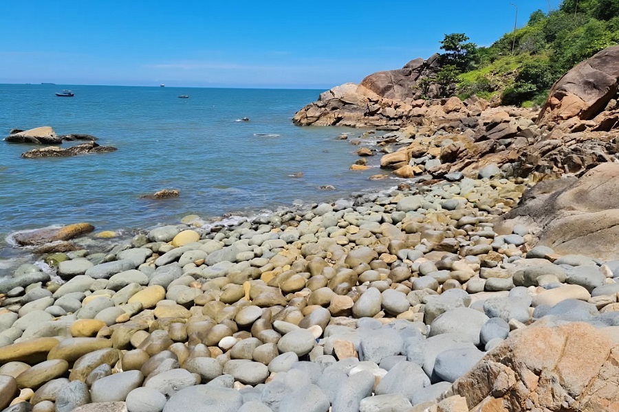Da De Rock Field is among the most picture-perfect locations on Seo Island.