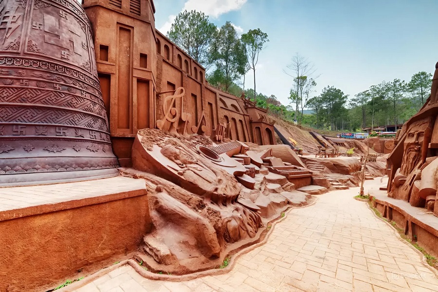 With only VND 120,000, you can explore Lam Dong’s highland spirit fully sculpted in clay