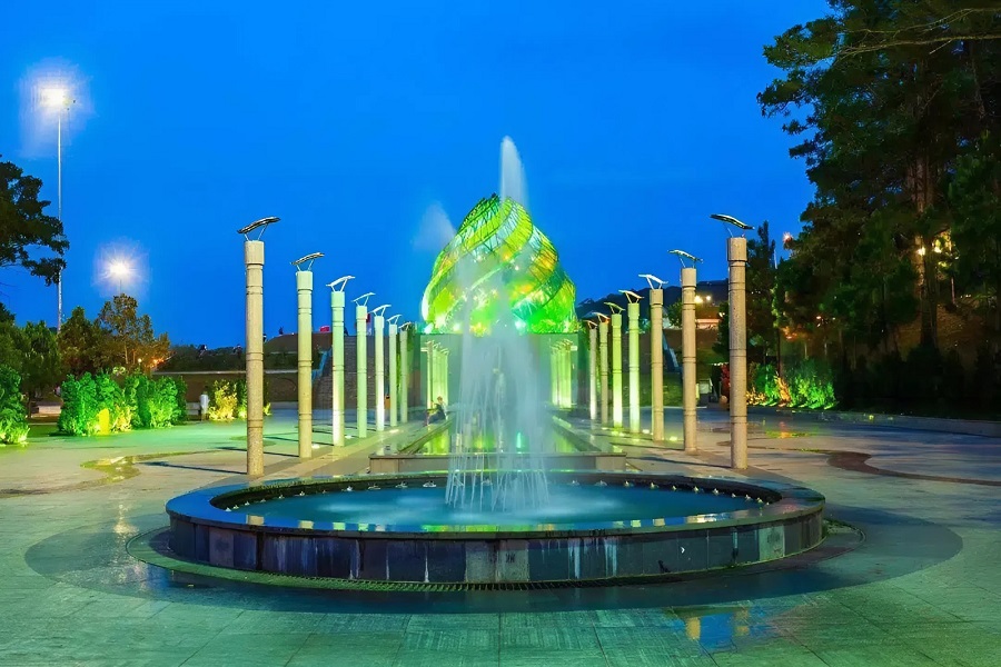 In the evening, Lam Vien Square’s fountain comes alive, dancing to lights and soft music