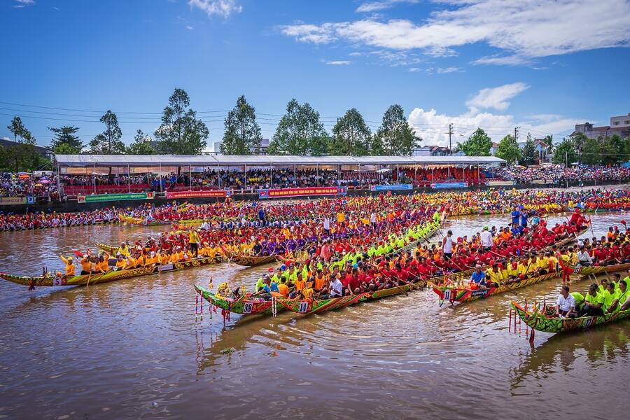 The boat racing in Soc Trang during the Ok Om Bok Festival attracted many racing teams and spectators. Source: Vn Express