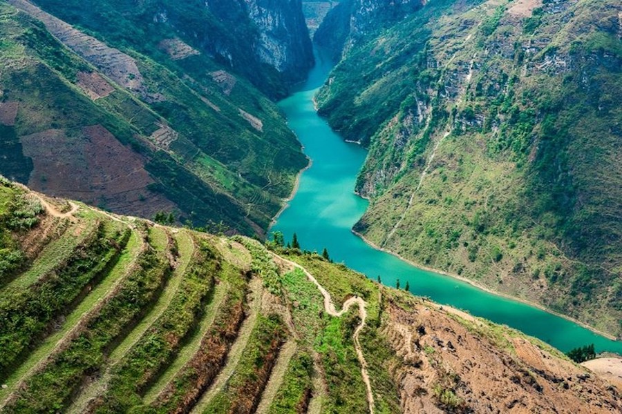 Nho Que river looks like to a soft silk strip, making the whole Dong Van Plateau appear more gentle and poetic @vietravel