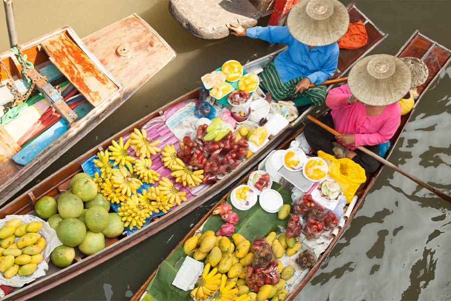 A floating market in Thailand - best souvenirs to buy