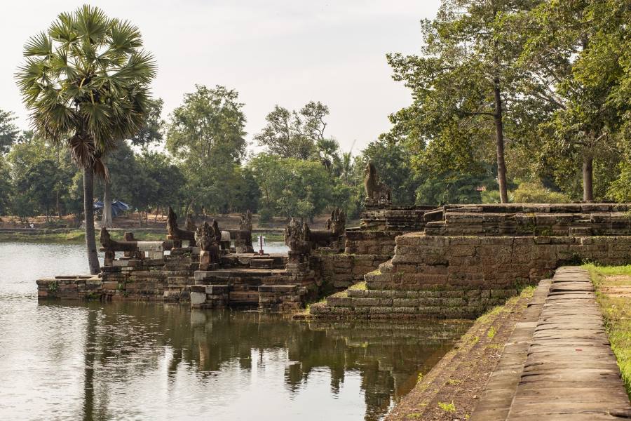 The landing platform and a three-step staircase at Sah Srang