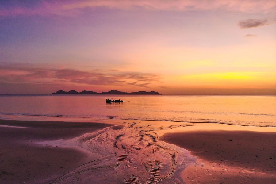 A dinner date and sunset viewing is a great experience at Charlie Beach