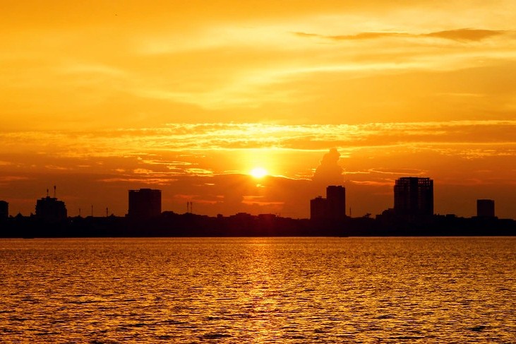 A beautiful sunset view at the West Lake. Source: Xay dung so