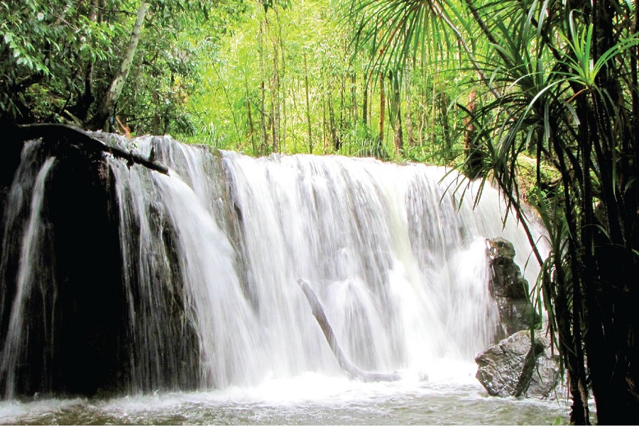 Tranh Stream’s charm shifts with the seasons, so timing your visit matters