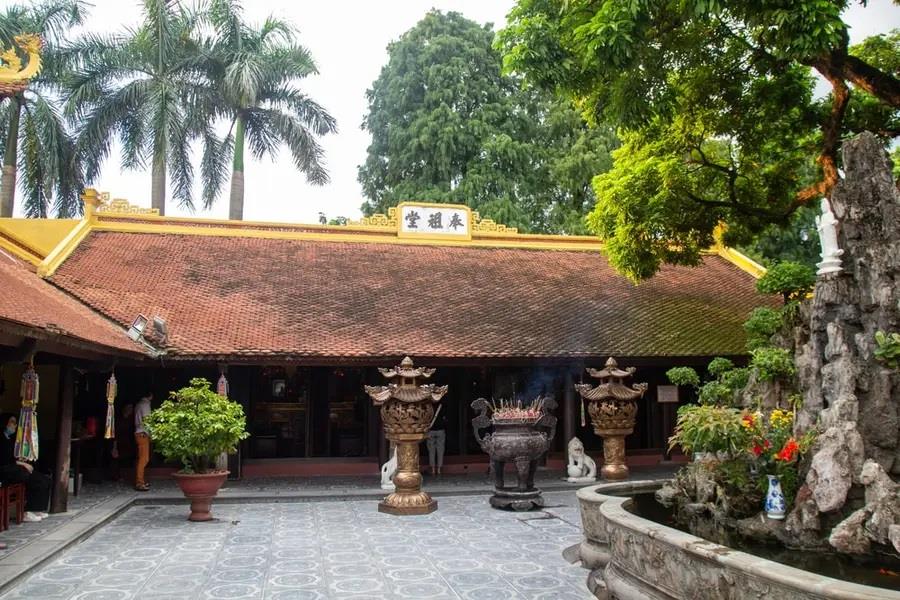 The Front Hall conserves many valuable statues