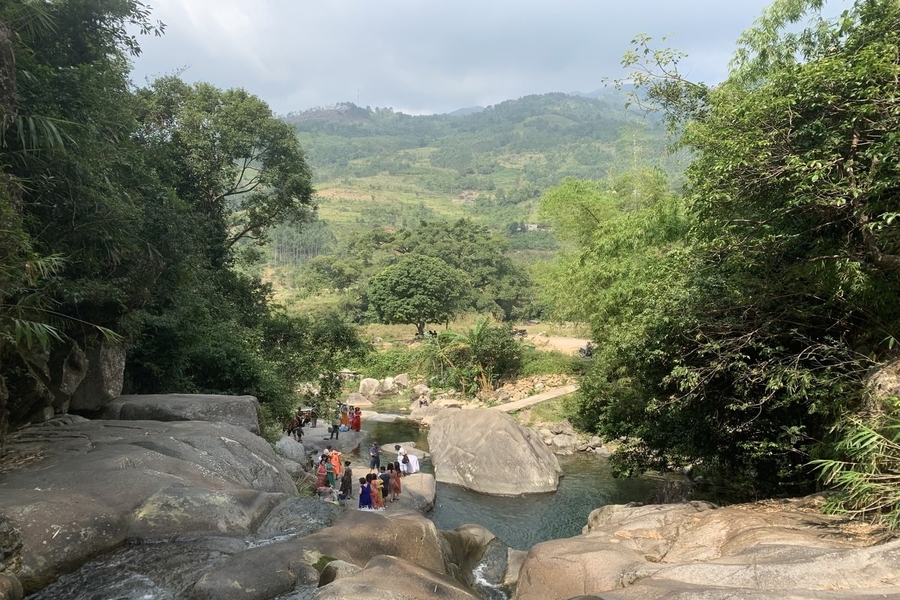The view of the waterfall seen from above. Source: VinWonders