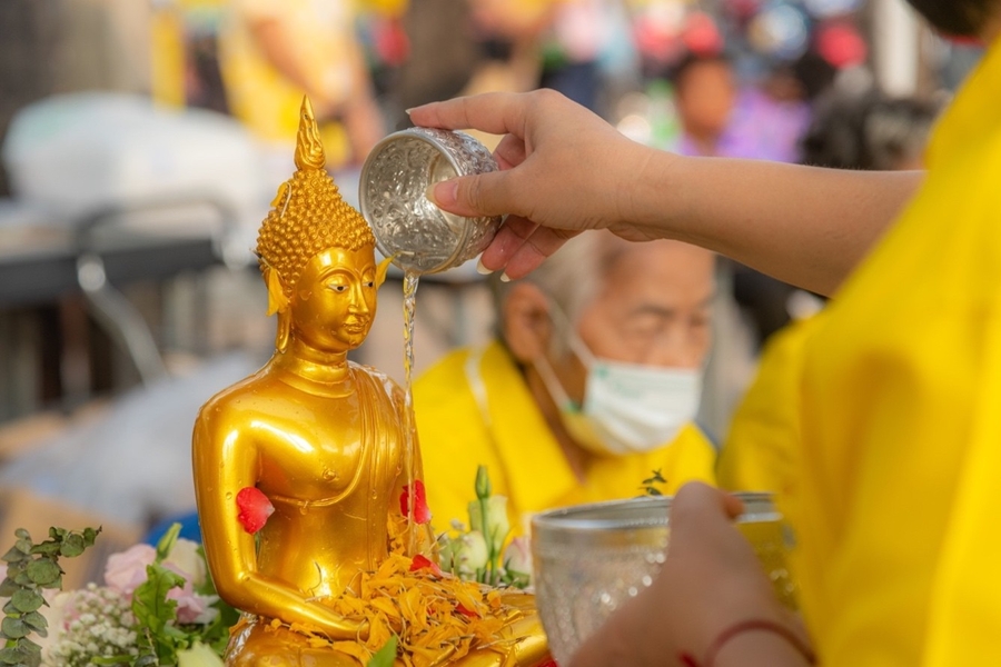 Bathing the Buddha statue is a traditional ritual to pray for peace and luck in the new year. Source: Kenh14