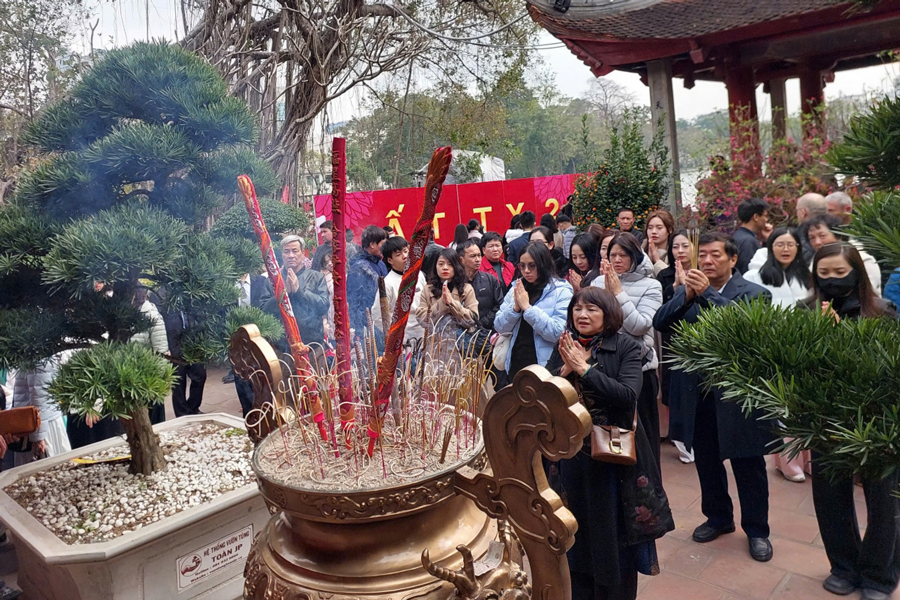 Tet Holiday in Hanoi: People use incense sticks to pray for better new year