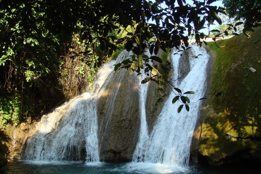 The view around the waterfall create a magical scene like an art painting. Source: dulichvn