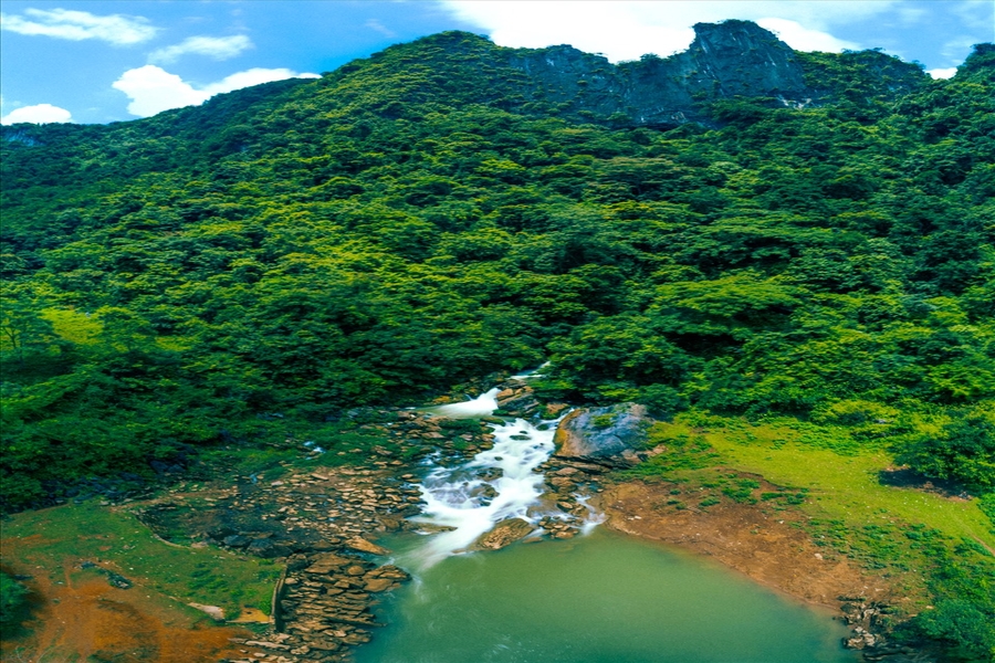The panoramic view of the waterfall from above. Source: Laodong News