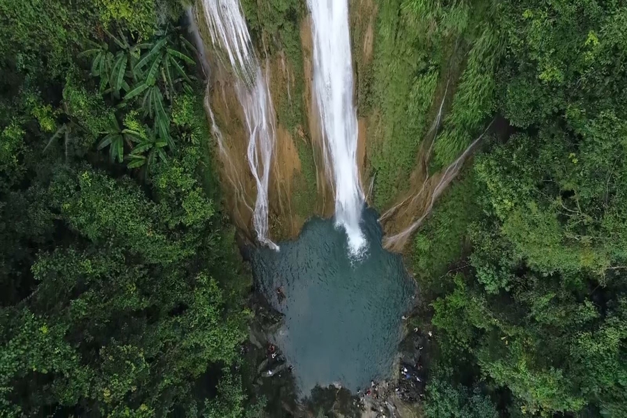 The view of the waterfall from above is very stunning. Source: Huong Viet Travel