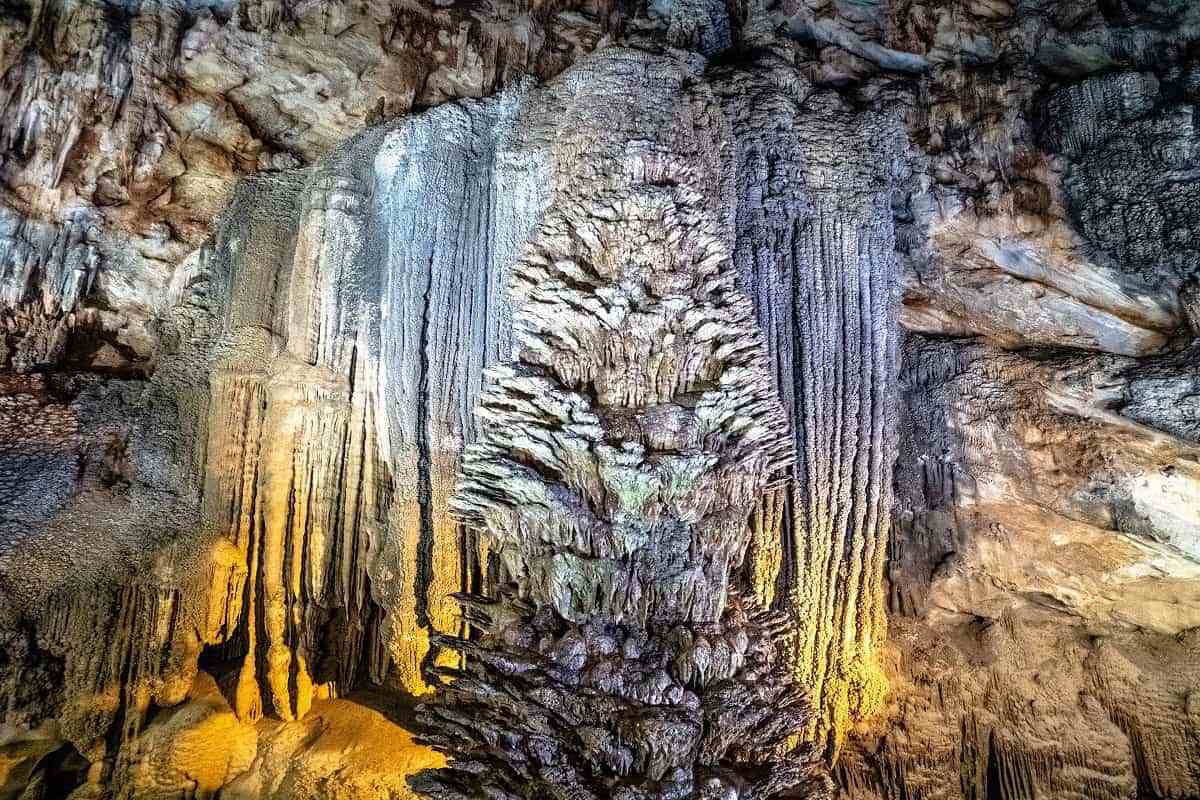 A unique shape of stalactite in the stalagmite system. Source: Quang Binh Travel