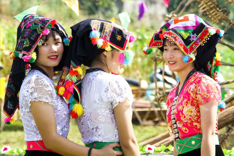 Thai girls in their traditional clothes. Photo: People and Development Newspaper