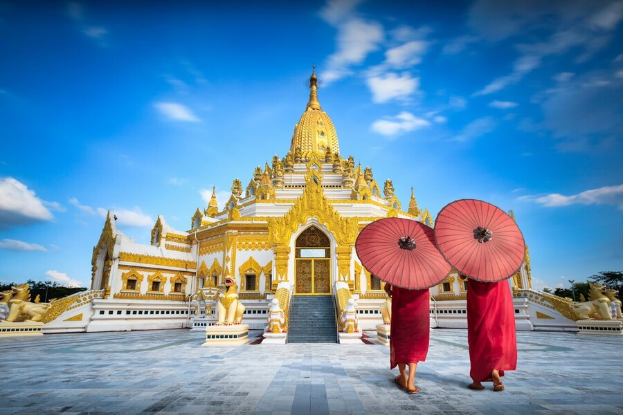 Tourists at the Golden Pagoda 