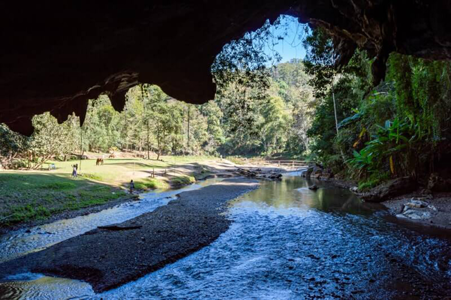 Tham Lod Caves 