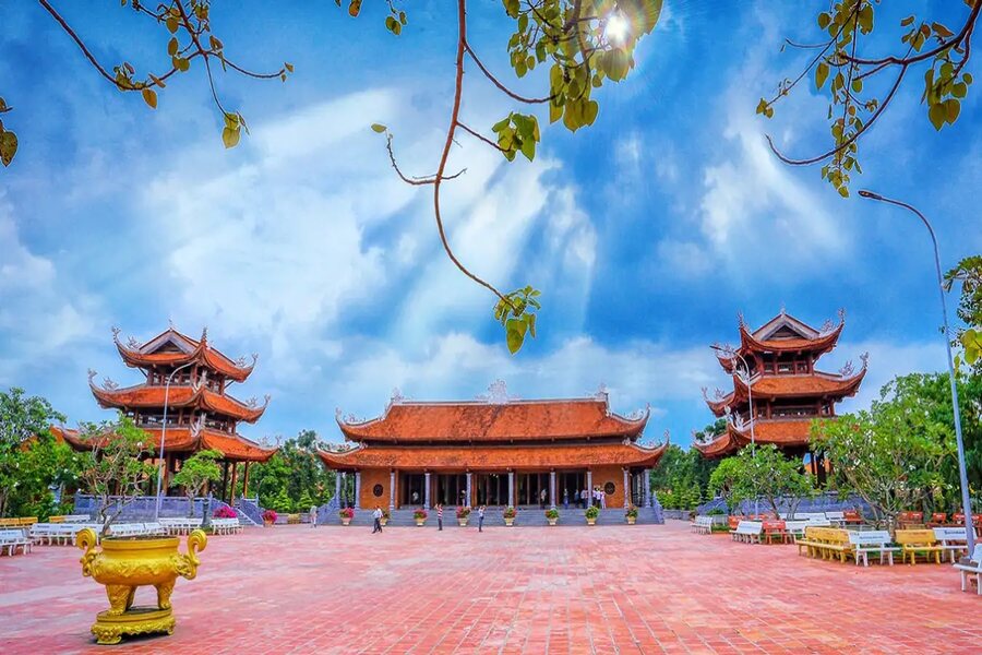 Panoramic view of Truc Lam Phuong Nam Zen Monastery from above. Source: Traveloka