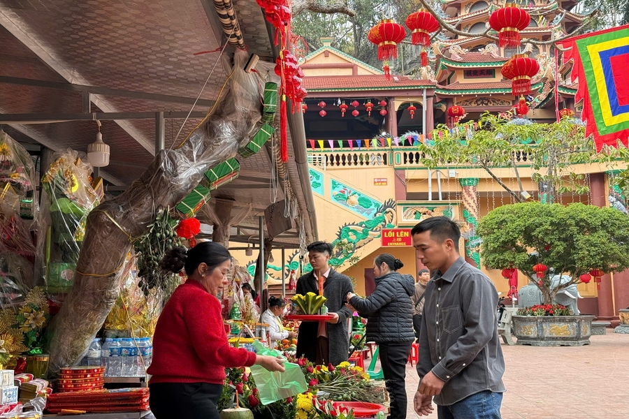 Visitors can buy offerings at small shops near the temple. Source: Tuoi tre va Phap luat