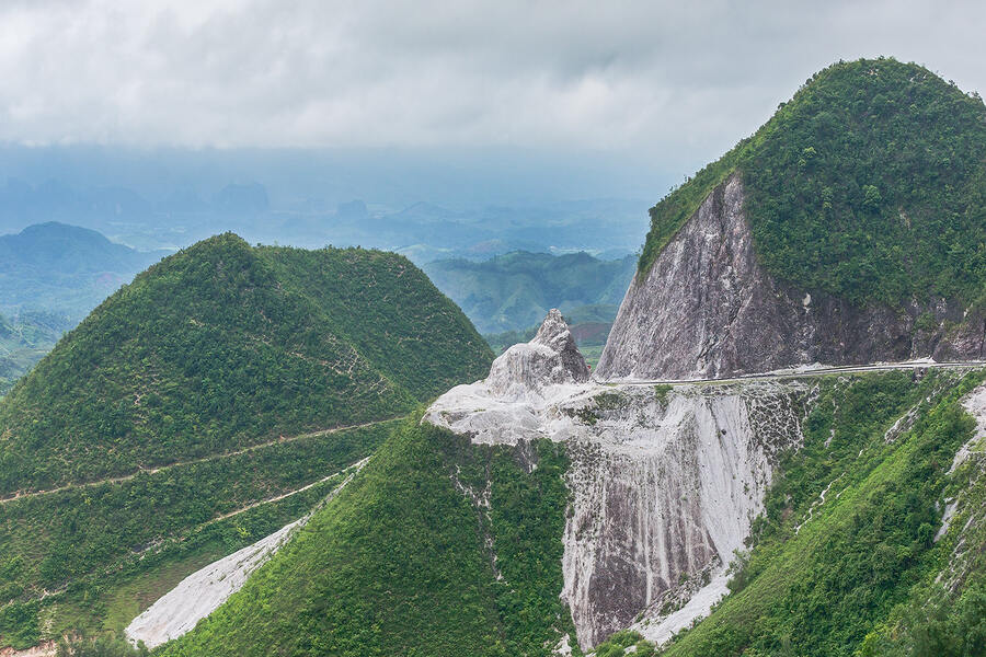 Tourists often stop to admire the view at the white rock cliff on Thung Khe Pass. Photo: Long Nguyen