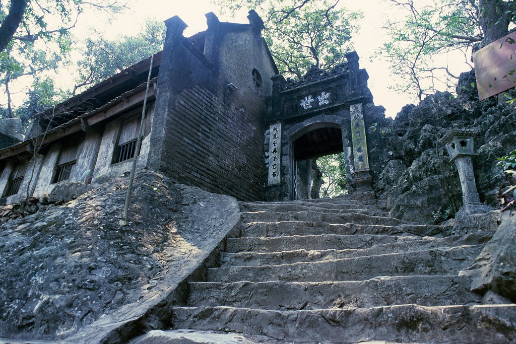 Thuong Pagoda on the Son Tu Peak. Source: Flickr