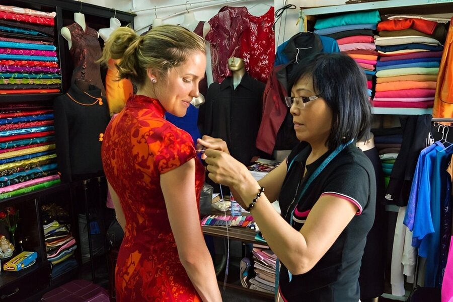 Listen to the tailor's advice to choose your most suitable style. Photo: Vnplace