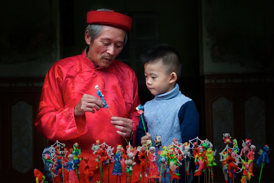 To he is a toy made from rice flour, molded into familiar animals and characters. Photo: Vietnam.vn