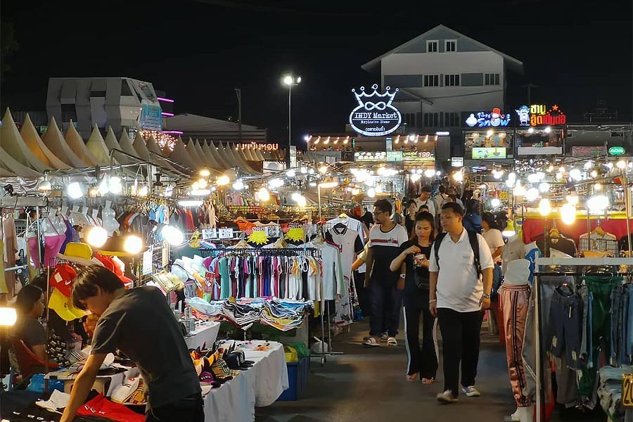 Shopping in a Bangkok night market 