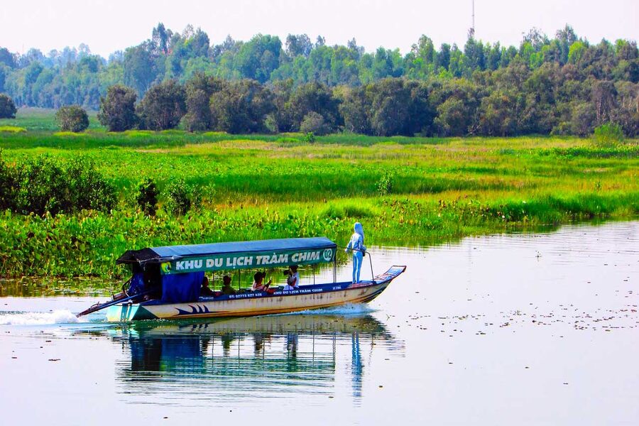 Explore Tram Chim Forest by canoe. Source: nucuoimekong