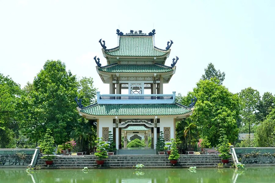 The river winding around Tran Bien Temple of Literature creates a peaceful scene. Source: dangcongsan