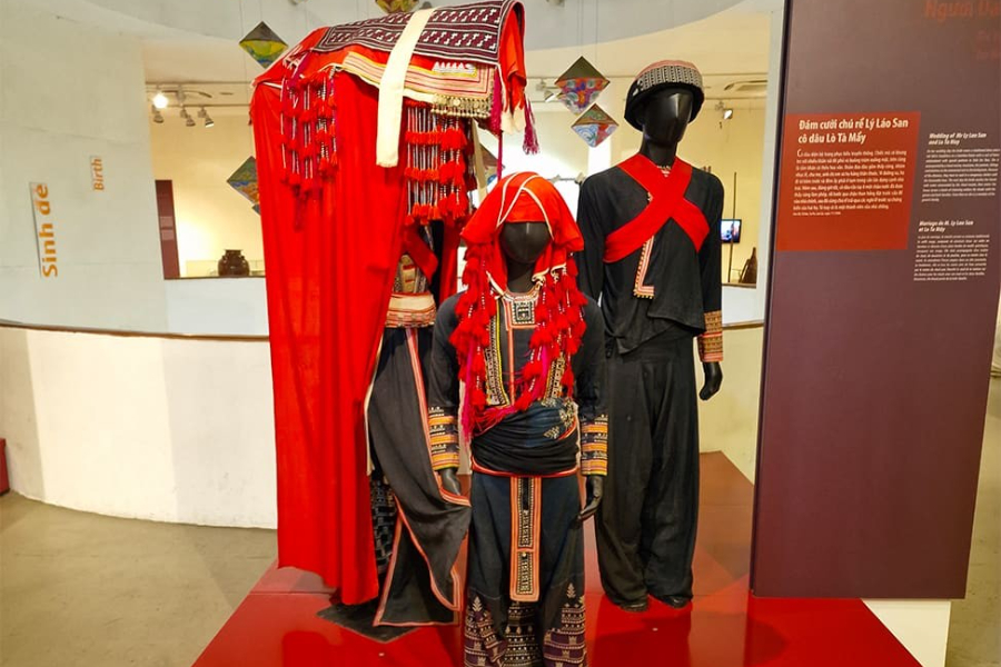 Taking part in cultural pursuits is a chance for you to try on traditional costumes. Source: MIA