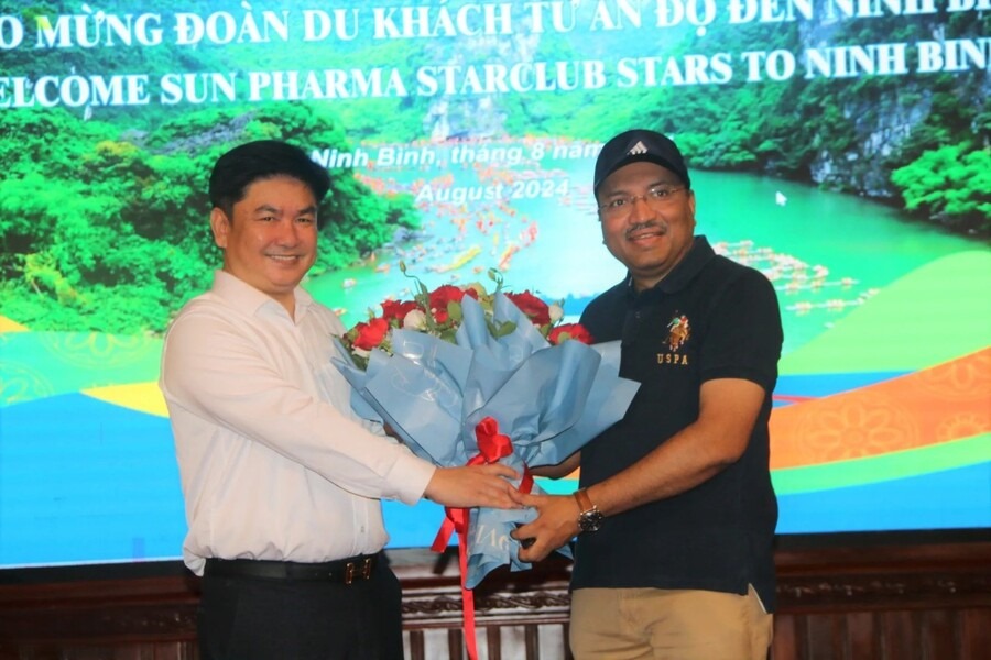 Mr. Pham Duy Phong, Vice Director of Ninh Binh Department of Tourism, presented flowers to welcome the Indian tourist group. Photo: Dan tri