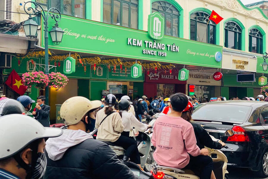 Always a long queue at 35 Trang Tien, even on the chilliest days. Source: Nguoi Lao Dong