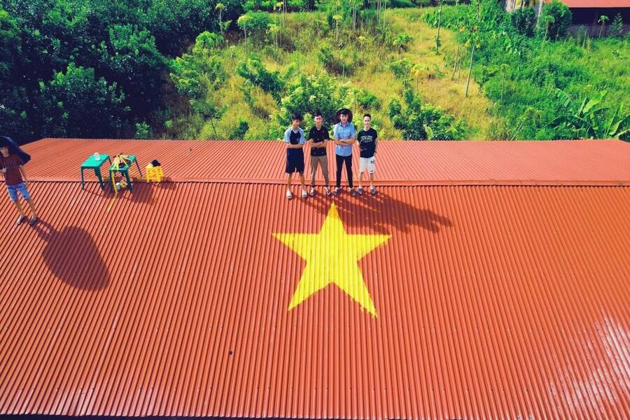 Vietnamese people are trending towards turning every rooftop into a national flag. Photo: Kenh14