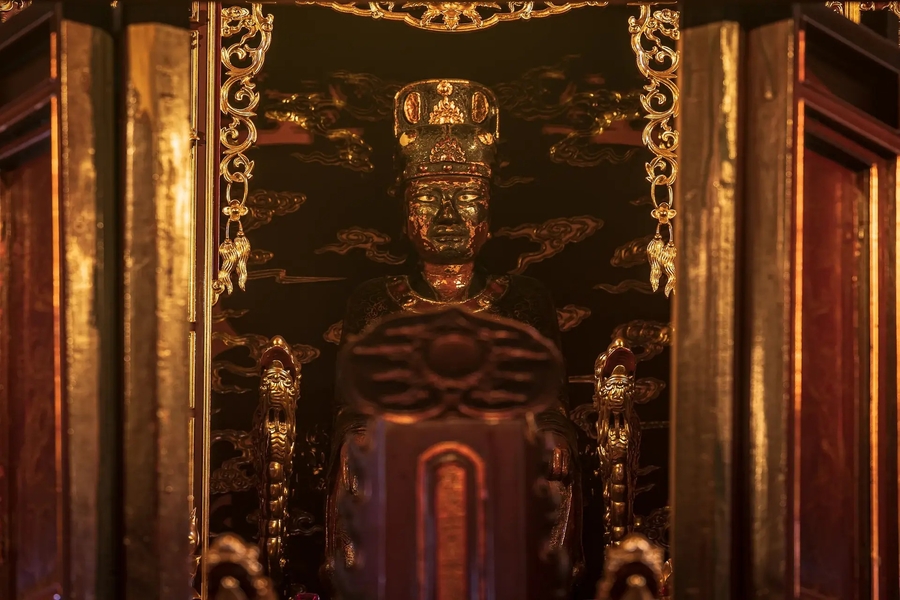 The sacred statue of God Long Do in the temple. Source: Migo