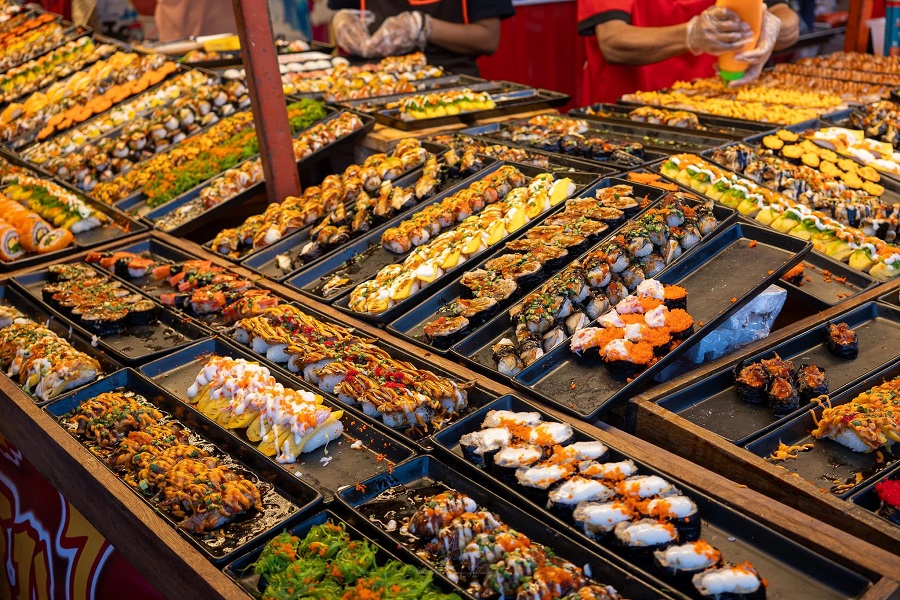 Strolling through Udon Thani’s night markets, you’ll be surrounded by rows of food stalls