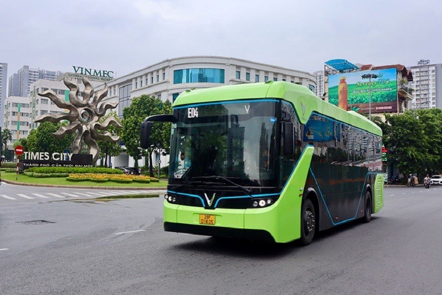 Tourists can take the E04 bus to Van Phuc Silk Village