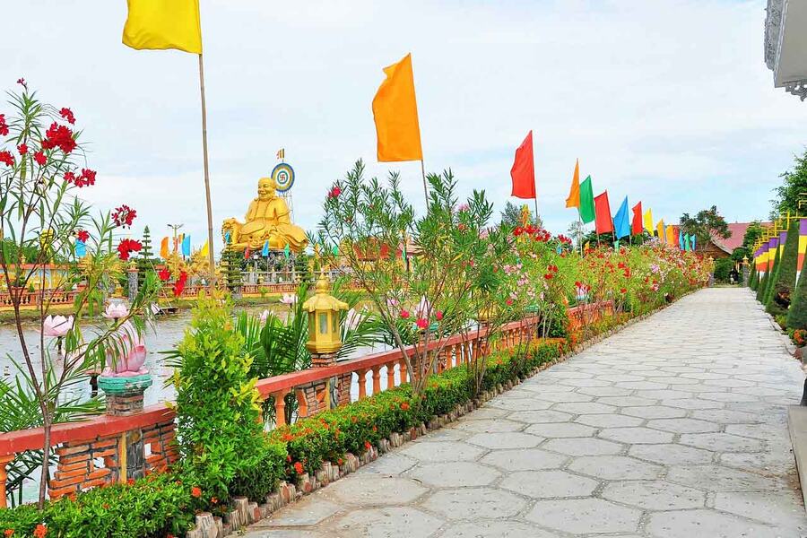 Standing at the campus of Van Phuoc Pagoda, you will enjoy a peaceful, pure sky. Source: Nucuoimekong