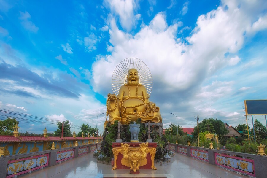 The most prominent feature at Van Phuoc Pagoda among all the statues is the tall Maitreya Buddha Statue. Source: Fanpage Van Phuoc Pagoda