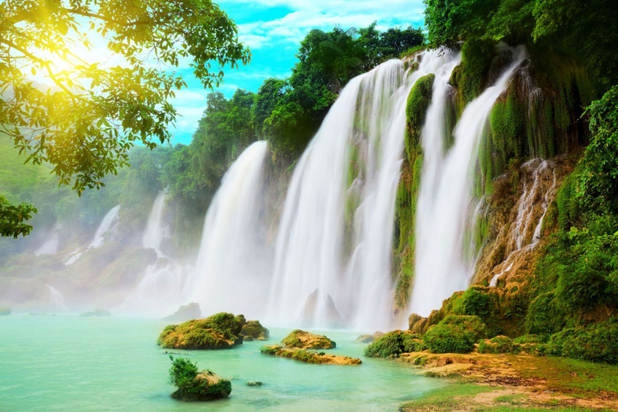 The picturesque beauty of Nam Tra Waterfall under the sunlight. Source: Laodong News