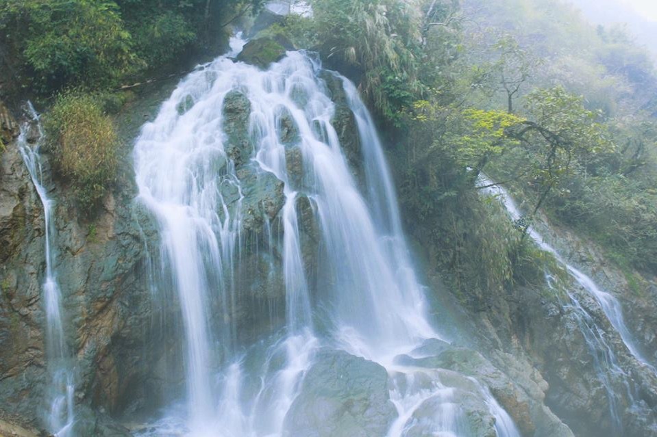 Climbing to the peak of the waterfall to see a breathtaking view. Source: Viet Giai Tri