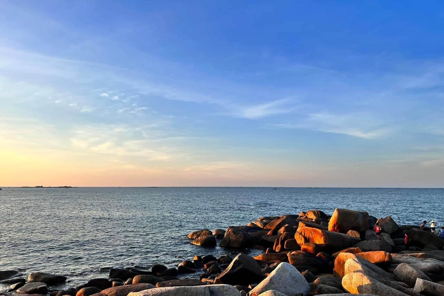 The pristine beauty of the beach under the sunset light. Source: ViVuHaTinh