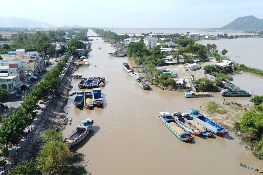 The canals are the main trade and transportation routes in the South. Photo: Thanh Nien