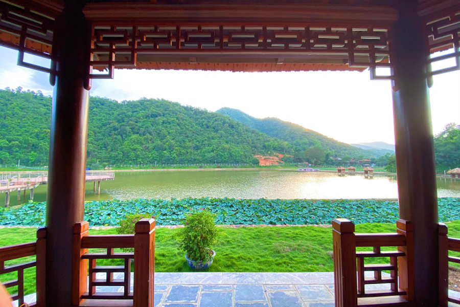 The hot spring area is surrounded by stunning nature. Source: Dealtoday