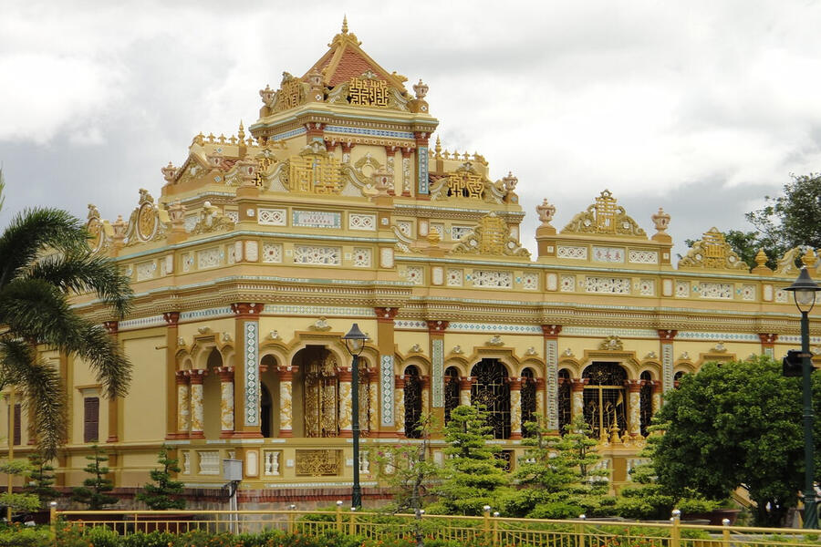 The one-of-a-kind architecture of Vinh Trang Pagoda. Photo: Tour Bon Phuong