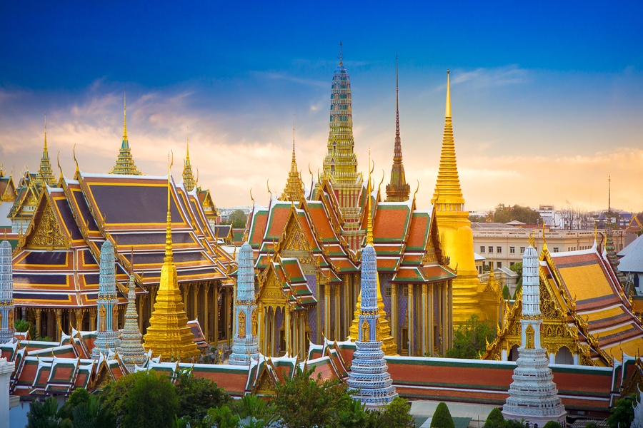 Admire the magnificent beauty of the Temple of the Emerald Buddha. Source: Globaleur