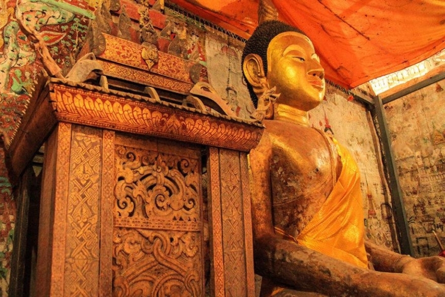 Buddha statue in Wat Poe Chai Na Phueng temple