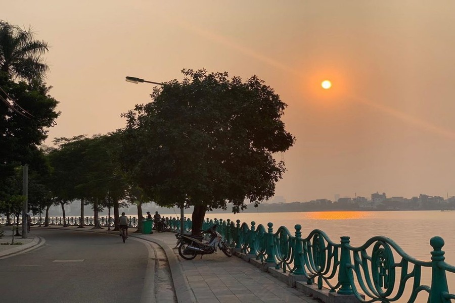 Timing to cycle around West Lake in the late afternoon to catch the sunset. Photo: Vivuhotay